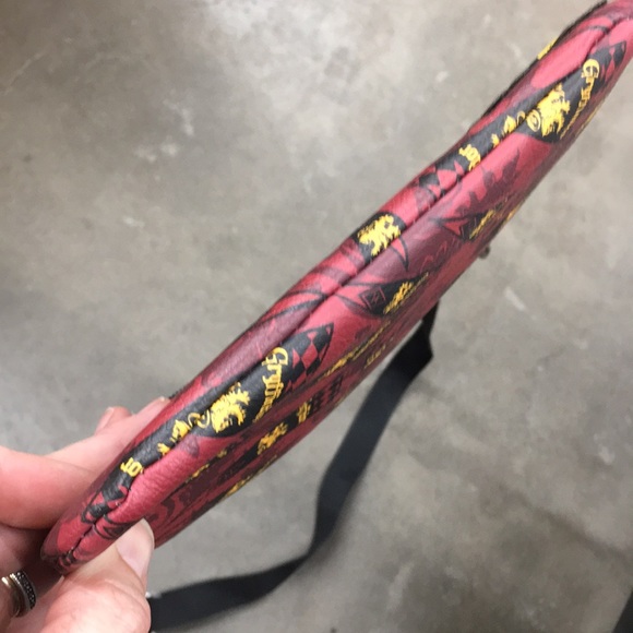 Gryffindor crossbody Loungefly burgundy black - Picture 8 of 9